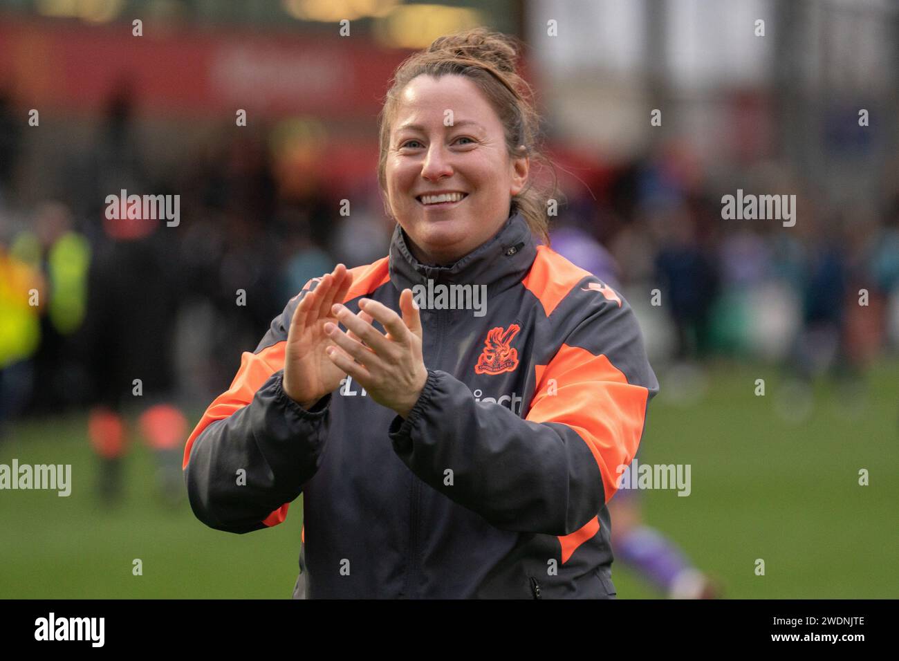 Dratford, Royaume-Uni. 21 janvier 2024. Princes Park, Dartford, Angleterre, janvier 21 2024 Laura Kaminski, Manager de Crystal Palace, remercie les supporters lors du coup de sifflet final du match du championnat FA Womens entre London City Lionesses et Crystal Palace à Princes Park, Dartford, Angleterre (Stephen Flynn/SPP) crédit : SPP Sport Press photo. /Alamy Live News Banque D'Images
