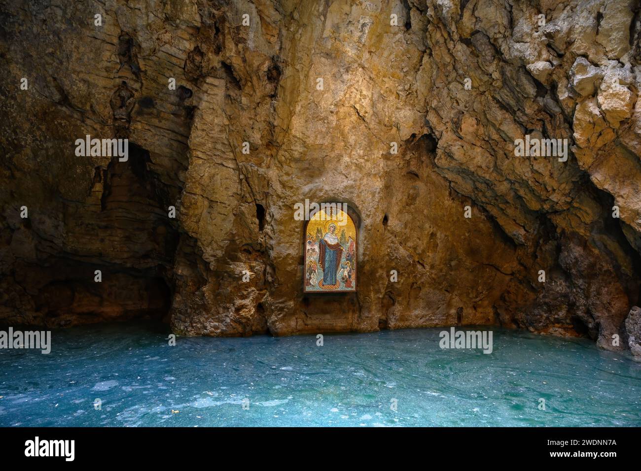 Lac proval à Pyatigorsk, Stavropol Krai, Russie. Cet échec karstique est l'attraction touristique de la ville de Piatigorsk, point de repère dans les eaux minérales caucasiennes r Banque D'Images