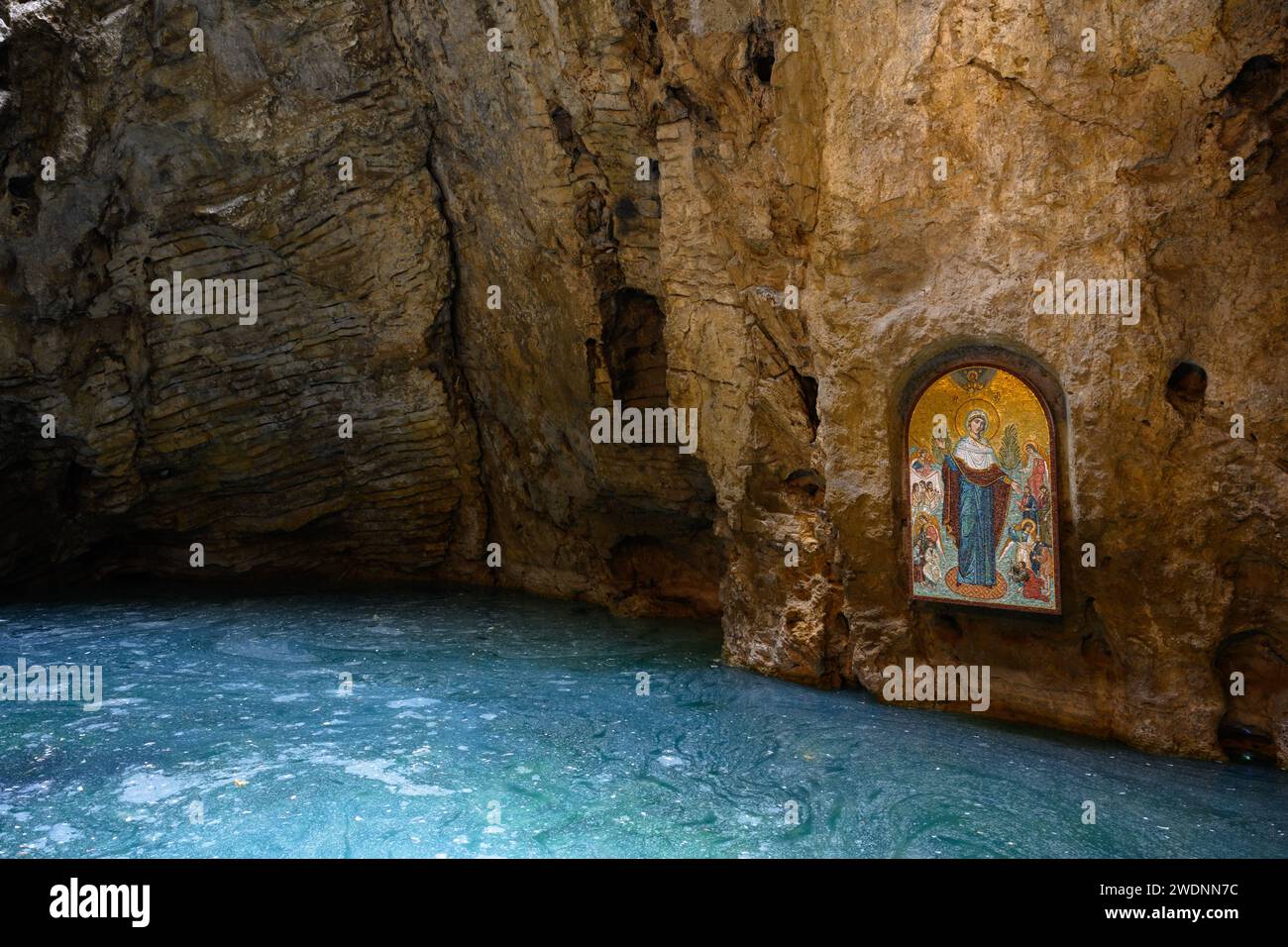 Lac souterrain proval à Pyatigorsk, Stavropol Krai, Russie. Cet échec karstique est l'attraction touristique de la ville de Piatigorsk dans les eaux minérales caucasiennes Banque D'Images