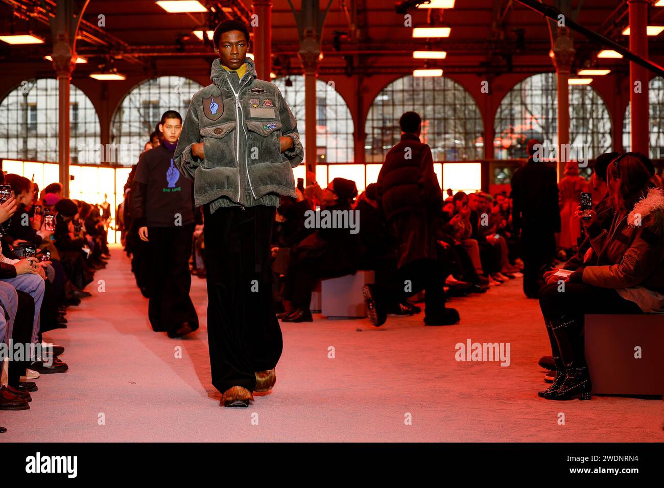 Paris, France. 21 janvier 2024. SACAI automne/hiver 2024-2025 Runway pendant la Fashion week de Paris mode hommes le 2024 janvier - Paris ; France 21/01/2024 crédit : dpa/Alamy Live News Banque D'Images