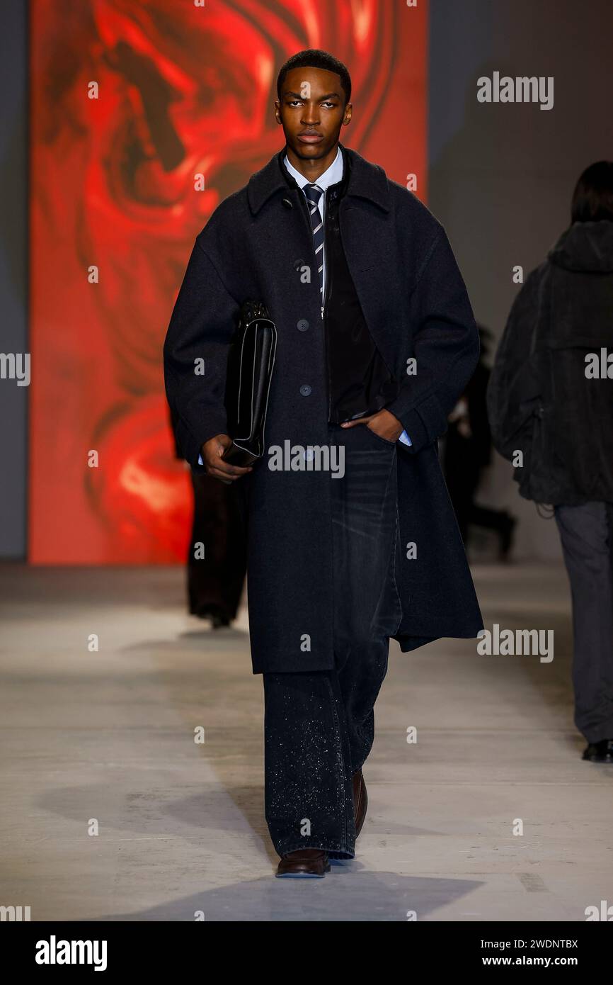 Paris, France. 21 janvier 2024. WOOYOUNGMI automne/hiver 2024-2025 Runway pendant la Fashion week de Paris mode hommes le 2024 janvier - Paris ; France 21/01/2024 crédit : dpa/Alamy Live News Banque D'Images