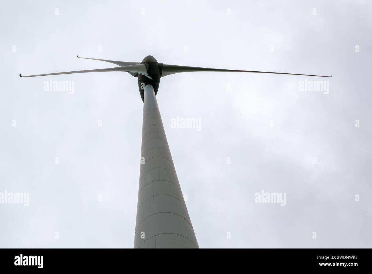 Gros plan des pales de turbine de vent dans le fond de ciel. Banque D'Images