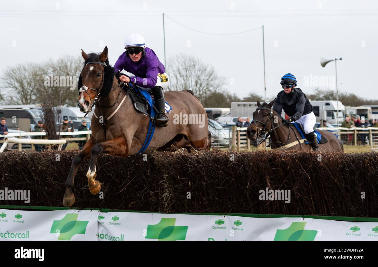 Le compositeur et jockey J. Wilmot remporte la condition Race pour novice Riders au Heythrop Hunt P2P Cocklebarrow. Crédit JTW Equine Images / Alamy. Banque D'Images