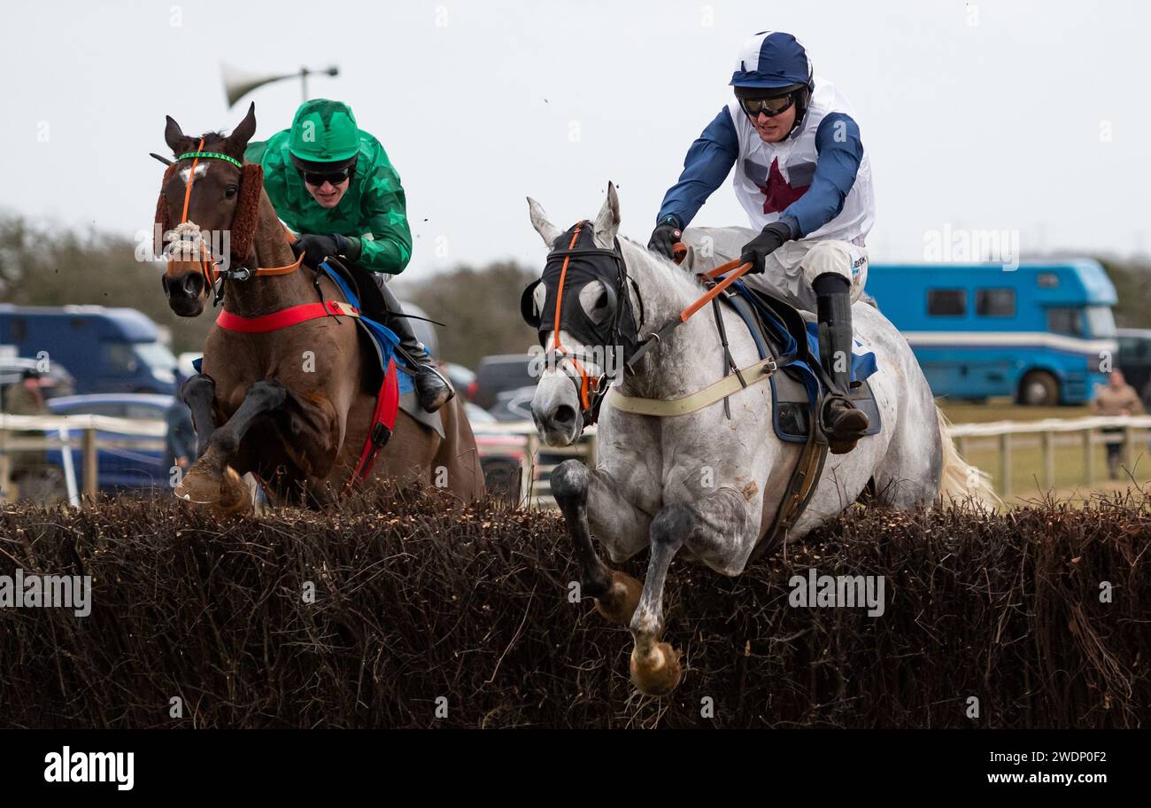 Mini Fortune et le jockey James King remportent les 7ans et plus Maiden Race au Heythrop Hunt P2P à Cocklebarrow. Crédit JTW Equine Images / Alamy. Banque D'Images