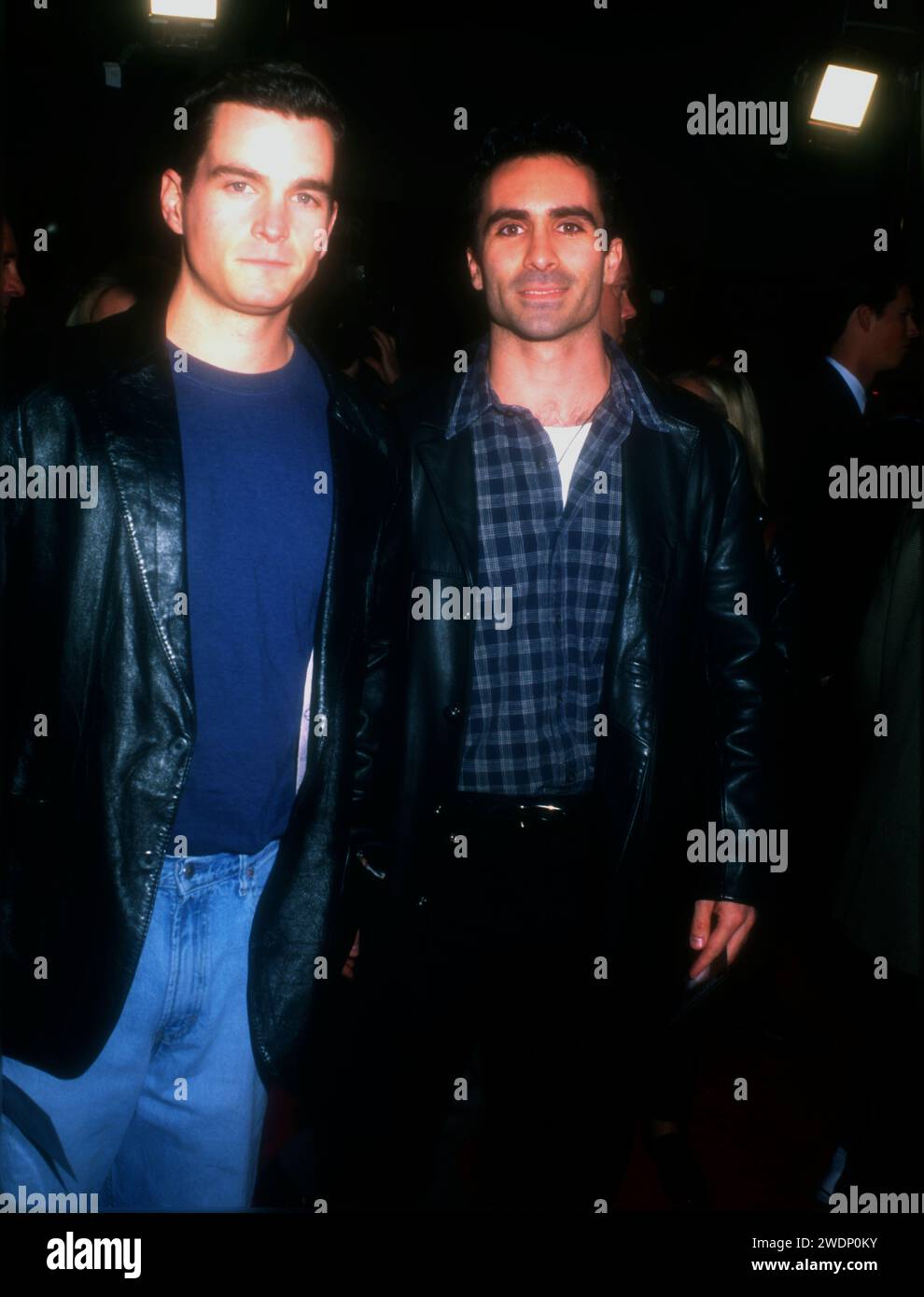 Los Angeles, Californie, USA 2 décembre 1996 l'acteur David Strickland et l'acteur Nestor Carbonell assistent à Columbia Pictures ÒThe People vs Larry FlyntÓ première au Mann Village Theatre le 2 décembre 1996 à Los Angeles, Californie, USA. Photo de Barry King/Alamy stock photo Banque D'Images