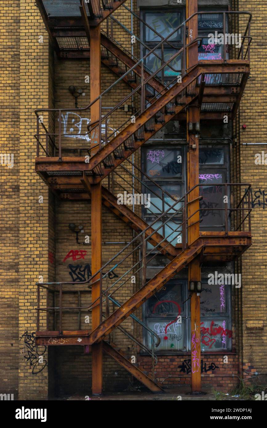 Escalier extérieur en fer dans le complexe des halls Rathenau, paysage du patrimoine industriel à Oberschöneweide, Berlin, Allemagne, Europe Banque D'Images