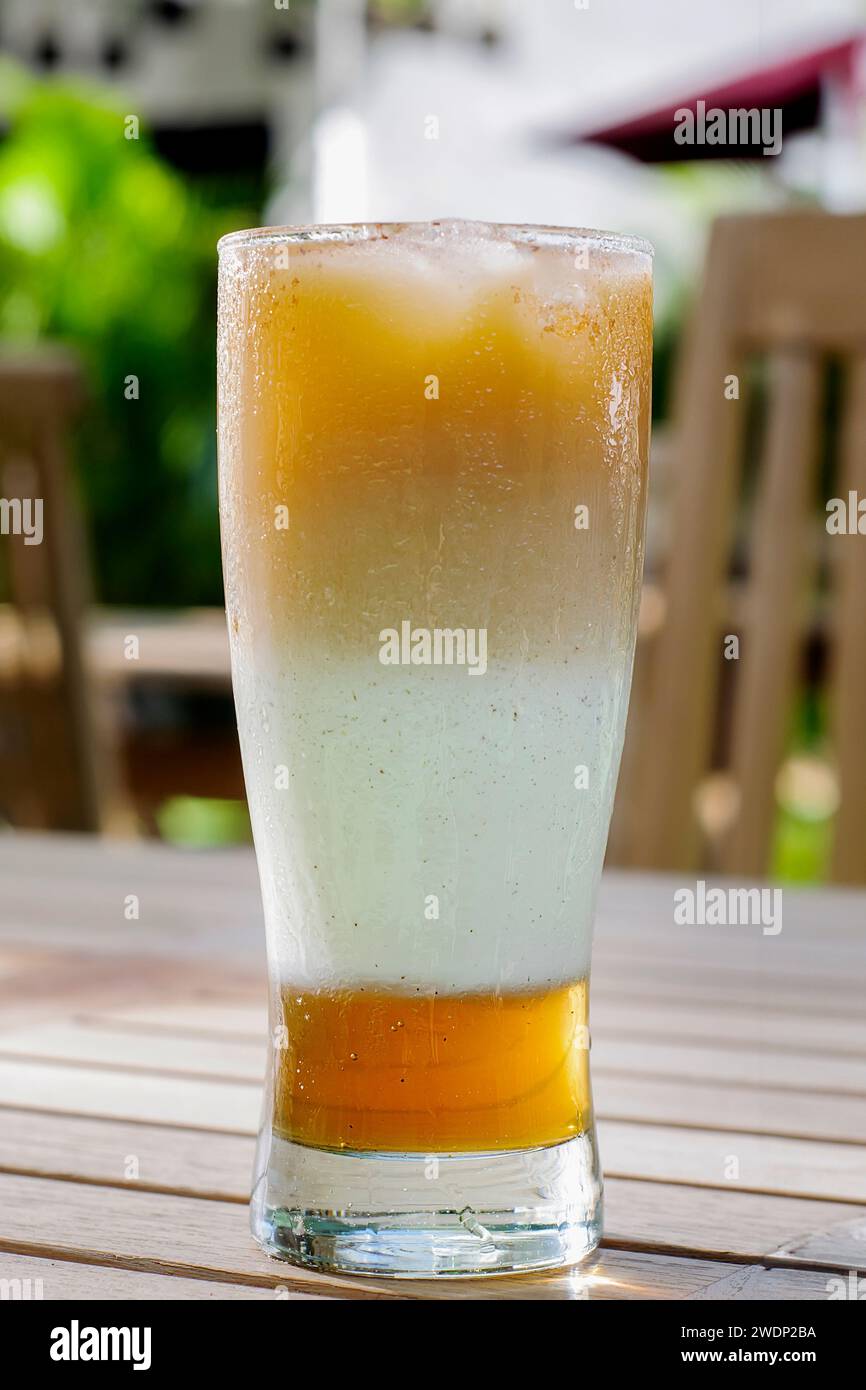 Le lait de thé glacé mélangé dans le verre est mélangé pour former des couches Banque D'Images Le lait de thé glacé mélangé dans le verre est mélangé pour former des couches Banque D'Images