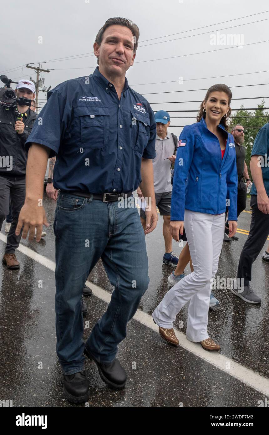 Merrimack, New Hampshire États-Unis 4 juillet 2023 Ron DeSantis, gouverneur de Floride et candidat républicain à la présidence, marchant dans le défilé de Merrimack, NH le 4 juillet, sous la pluie, avec sa femme Casey DeSantis et sa fille Madison DeSantis, 5 ans. DeSantis suspendit sa campagne présidentielle le 21 janvier 2024, 2 jours avant la primaire républicaine du New Hampshire. (Rick Friedman) Banque D'Images