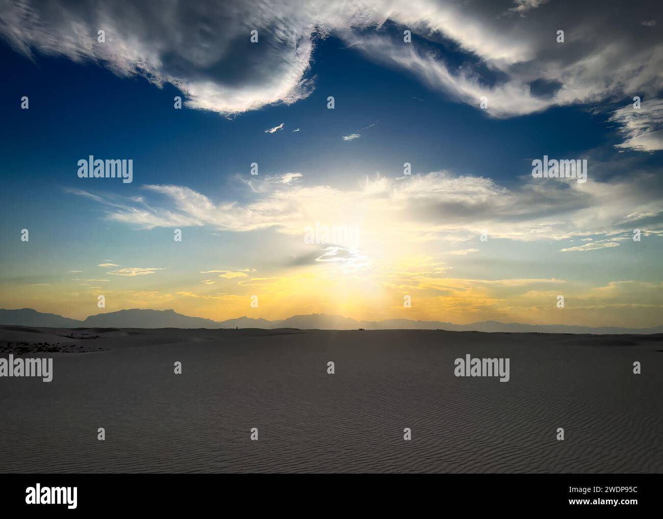 Coucher de soleil au parc national de White Sands près d'Alamogordo, Nouveau-Mexique. Banque D'Images