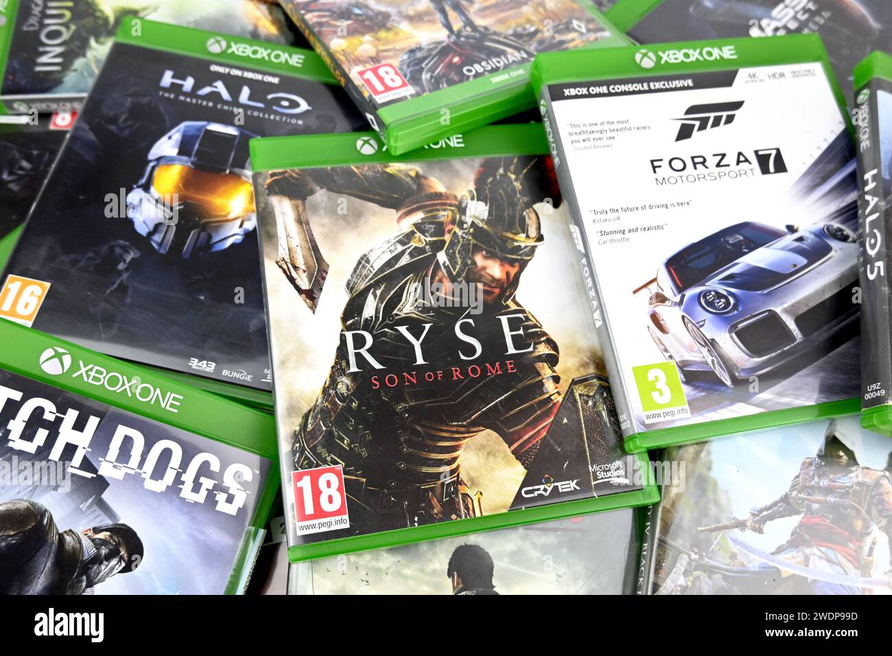 Collage de boîtiers physiques de jeu vidéo Xbox One – pays de Galles, Royaume-Uni – 21 janvier 2024 Banque D'Images