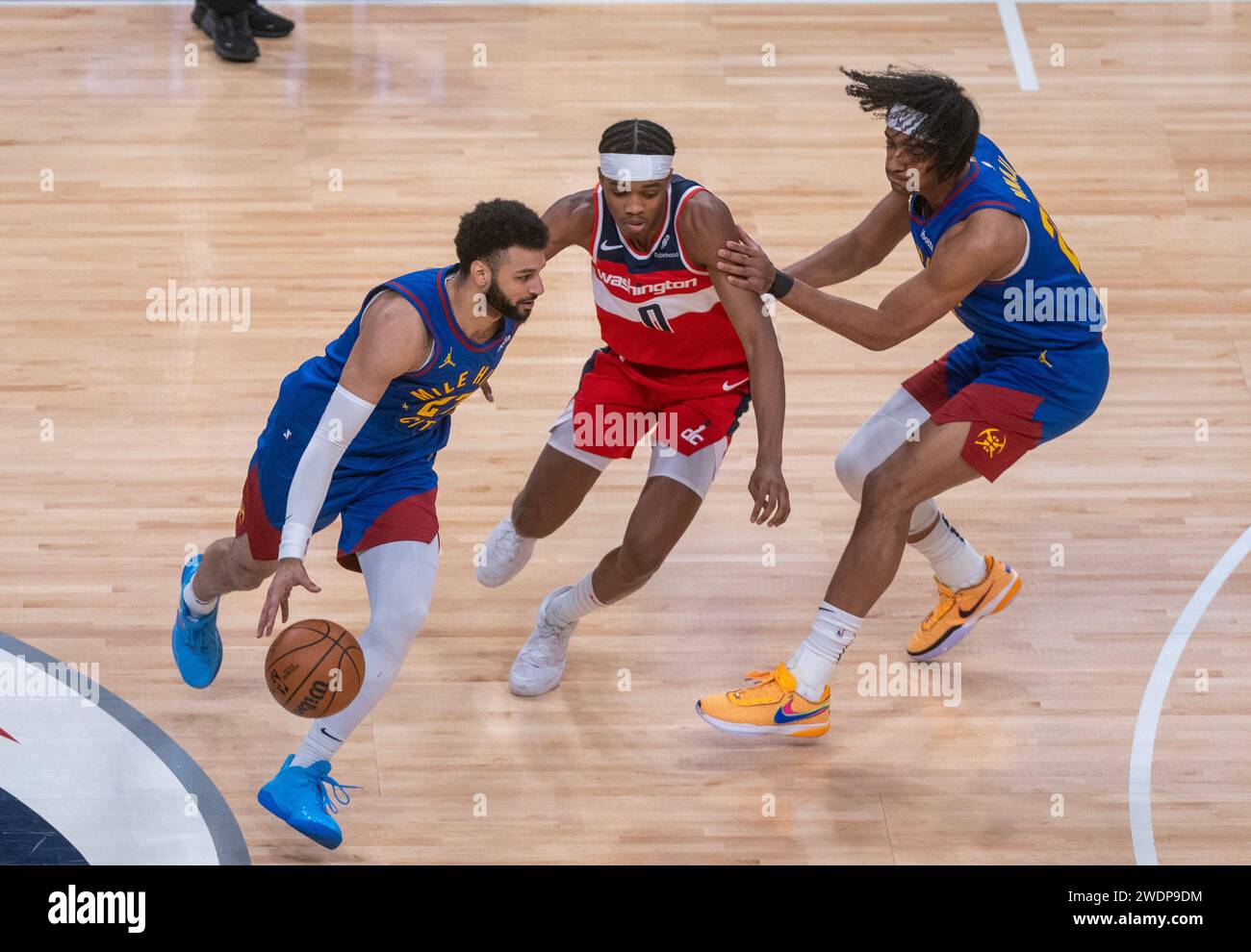 Washington, États-Unis. 21 janvier 2024. WASHINGTON, DC - 21 JANVIER : Jamal Murray (27), garde des Nuggets de Denver, passe devant Bilal Coulibaly (0), garde des Wizzards de Washington, lors d'un match NBA entre les Wizards de Washington et les Nuggets de Denver, le 21 janvier 2024, à Capital One Arena, à Washington, DC. (Photo de Tony Quinn/SipaUSA) crédit : SIPA USA/Alamy Live News Banque D'Images