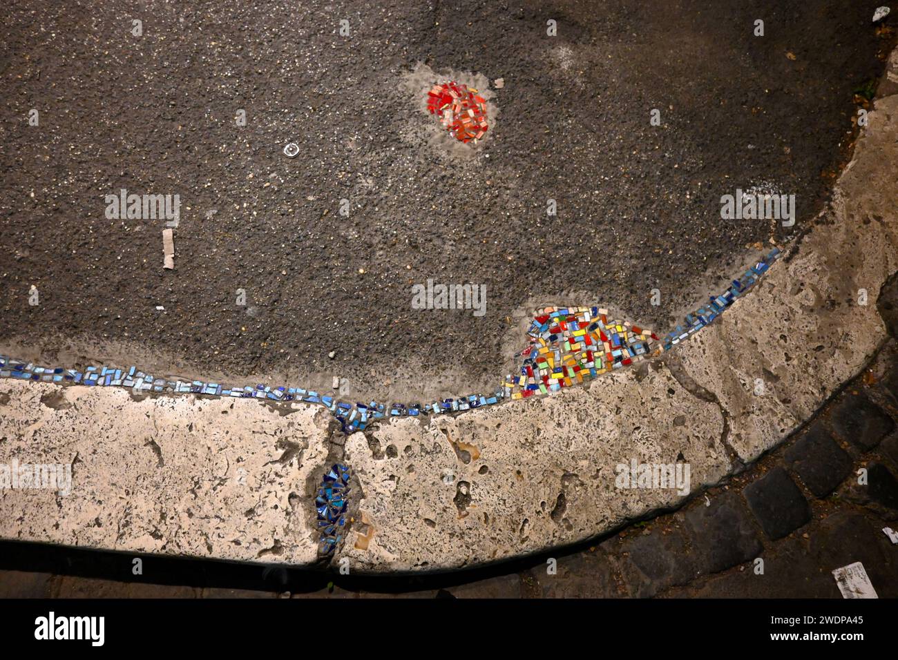 Des mosaïques colorées comblent les fissures dans le trottoir – Rome, Italie – 2 novembre 2022 Banque D'Images