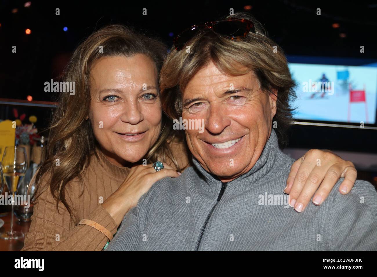 KITZBUEHEL, Autriche. , . Hansi HINTERSEER (68) et sa femme Romana (63) - Hansi Hinterseer est une chanteuse et ancienne coureuse de ski alpin. KITZ - Race Club - le salon VIP du week-end de course de descente HAHNENKAMM-SKI ALPIN masculin, - Hahnenkamm Rennen, image payante - crédit photo : © Arthur THILL ATP images (THILL Arthur/ATP/SPP) crédit : SPP Sport Press photo. /Alamy Live News Banque D'Images