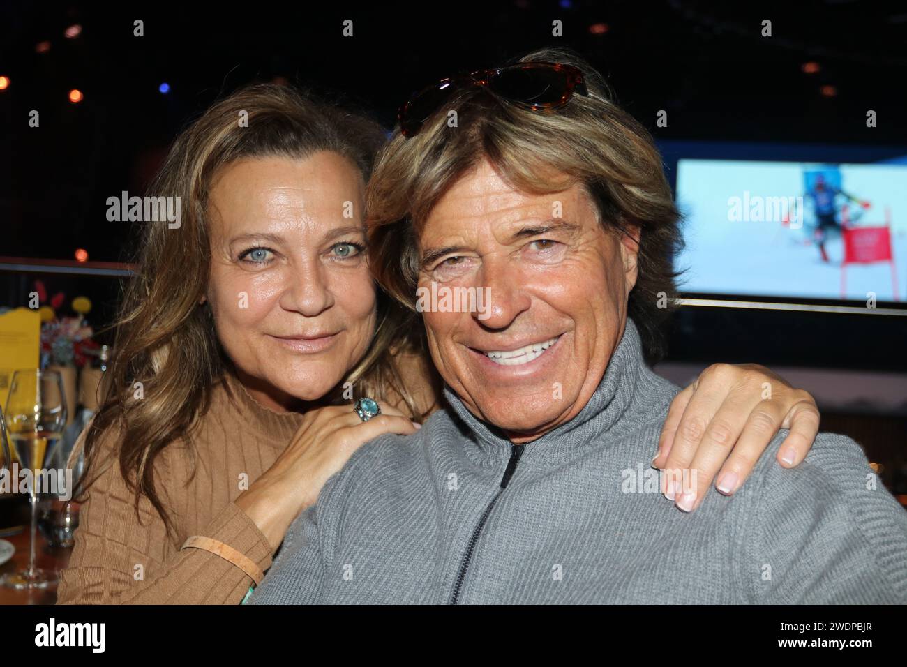 KITZBUEHEL, Autriche. , . Hansi HINTERSEER (68) et sa femme Romana (63) - Hansi Hinterseer est une chanteuse et ancienne coureuse de ski alpin. KITZ - Race Club - le salon VIP du week-end de course de descente HAHNENKAMM-SKI ALPIN masculin, - Hahnenkamm Rennen, image payante - crédit photo : © Arthur THILL ATP images (THILL Arthur/ATP/SPP) crédit : SPP Sport Press photo. /Alamy Live News Banque D'Images