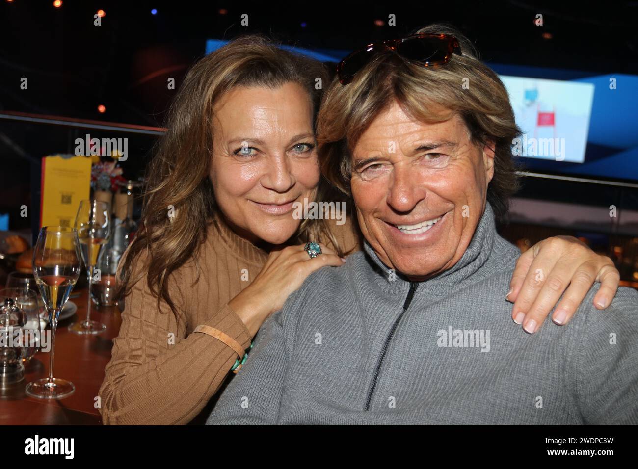 KITZBUEHEL, Autriche. , . Hansi HINTERSEER (68) et sa femme Romana (63) - Hansi Hinterseer est une chanteuse et ancienne coureuse de ski alpin. KITZ - Race Club - le salon VIP du week-end de course de descente HAHNENKAMM-SKI ALPIN masculin, - Hahnenkamm Rennen, image payante - crédit photo : © Arthur THILL ATP images (THILL Arthur/ATP/SPP) crédit : SPP Sport Press photo. /Alamy Live News Banque D'Images