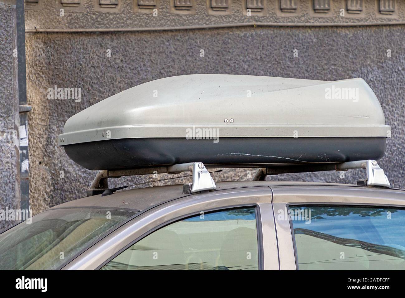 Boîte de conteneur fermée sur le toit de la voiture utilisée pour stocker des articles à l'intérieur Banque D'Images