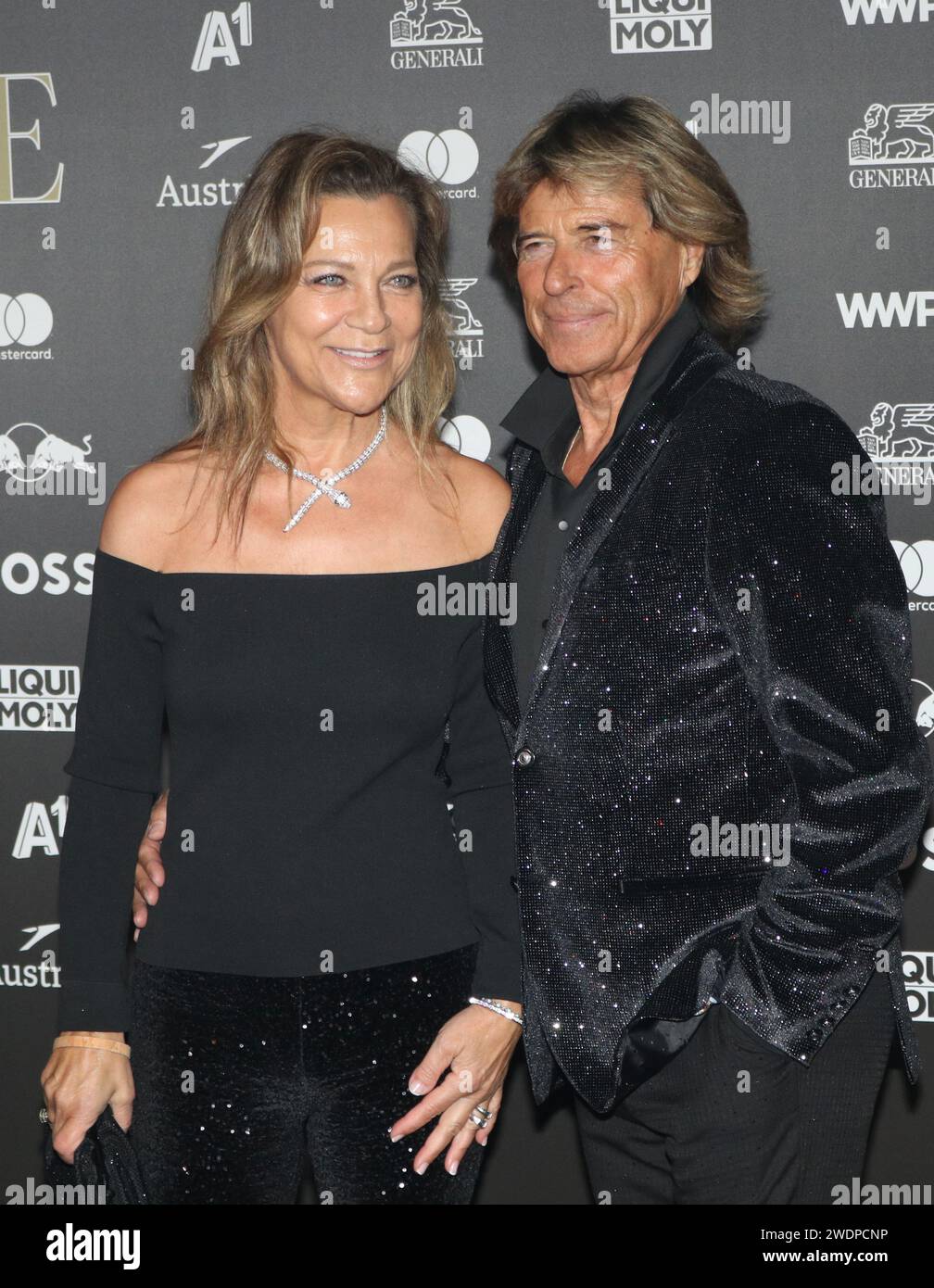 KITZBUEHEL, Autriche. , . Hansi HINTERSEER (68) et sa femme Romana (63) - Hansi Hinterseer est une chanteuse et ancienne coureuse de ski alpin. KITZ - Race Club - Kitz Rennen Night - gala au HAHNENKAMM-SKI ALPINE HAHNENKAMM Rennen, image payante - crédit photo : © Arthur THILL ATP images (THILL Arthur/ATP/SPP) crédit : SPP Sport Press photo. /Alamy Live News Banque D'Images