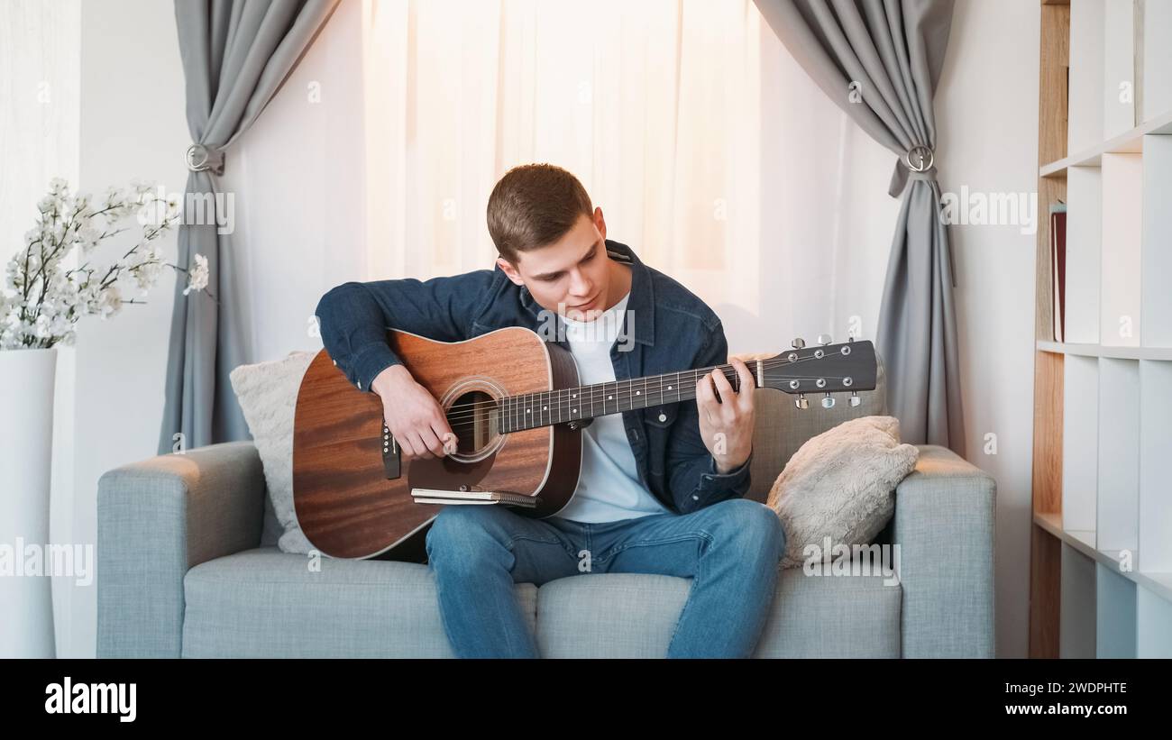 Guitare pratiquant l'apprentissage de la musique l'homme corde à la maison Banque D'Images
