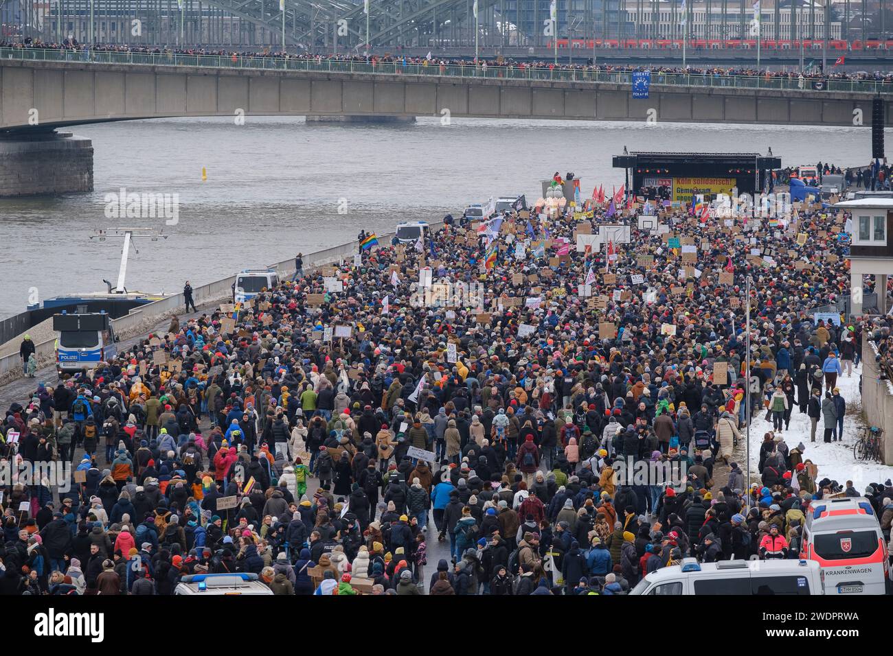 Environ 70 000 personnes se sont rassemblées au chantier naval Deuter Werft à Cologne le 21/01/24, pour manifester contre le parti d’extrême droite AFD Banque D'Images