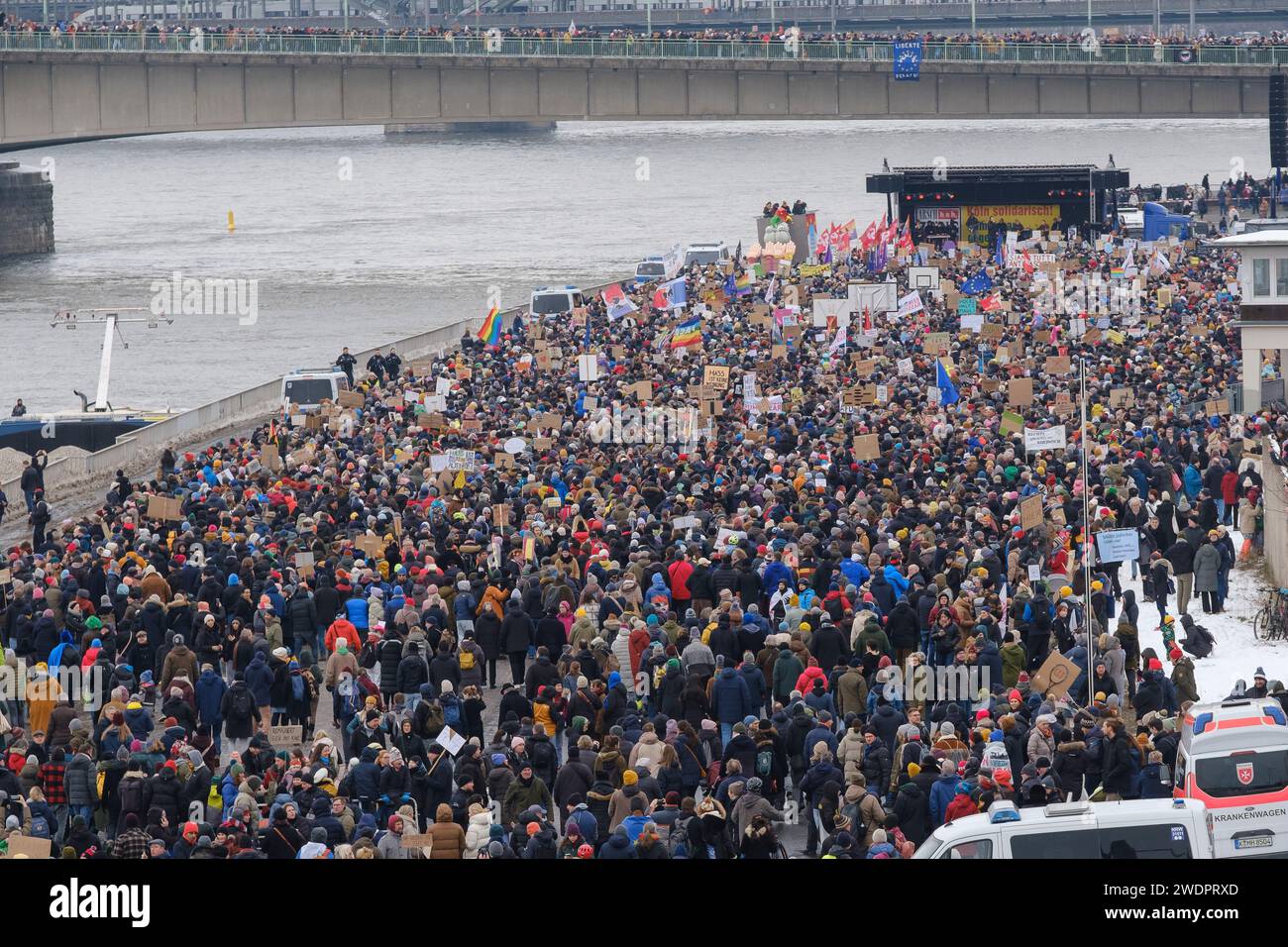 Environ 70 000 personnes se sont rassemblées au chantier naval Deuter Werft à Cologne le 21/01/24, pour manifester contre le parti d’extrême droite AFD Banque D'Images