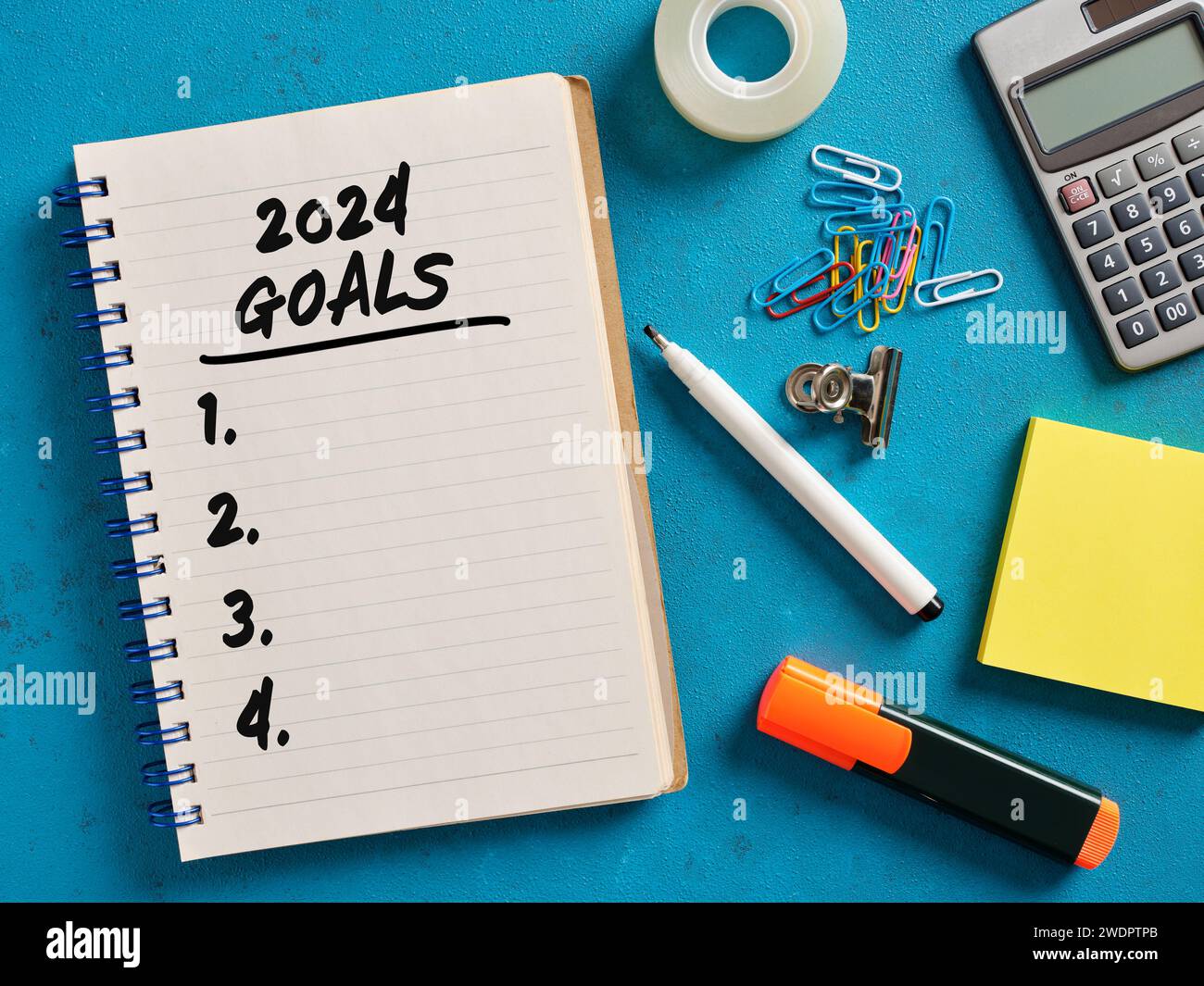 2024 liste de buts manuscrite sur un cahier. Concept de stratégie commerciale, de planification et de réalisation des objectifs. Banque D'Images