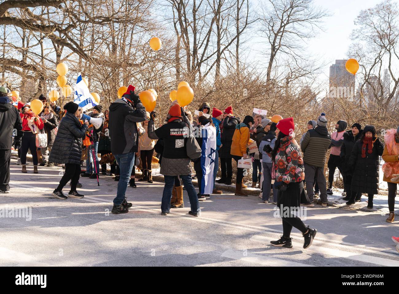 New York, États-Unis. 21 janvier 2024. Des centaines de militants ont bravé le froid et organisé un rassemblement à Central Park à New York le 21 janvier 2023 pour marquer les 1 ans de Kfir Bibas, le plus jeune otage pris en otage par le Hamas depuis Israël le 7 octobre 2023. (Photo de Lev Radin/Sipa USA) crédit : SIPA USA/Alamy Live News Banque D'Images