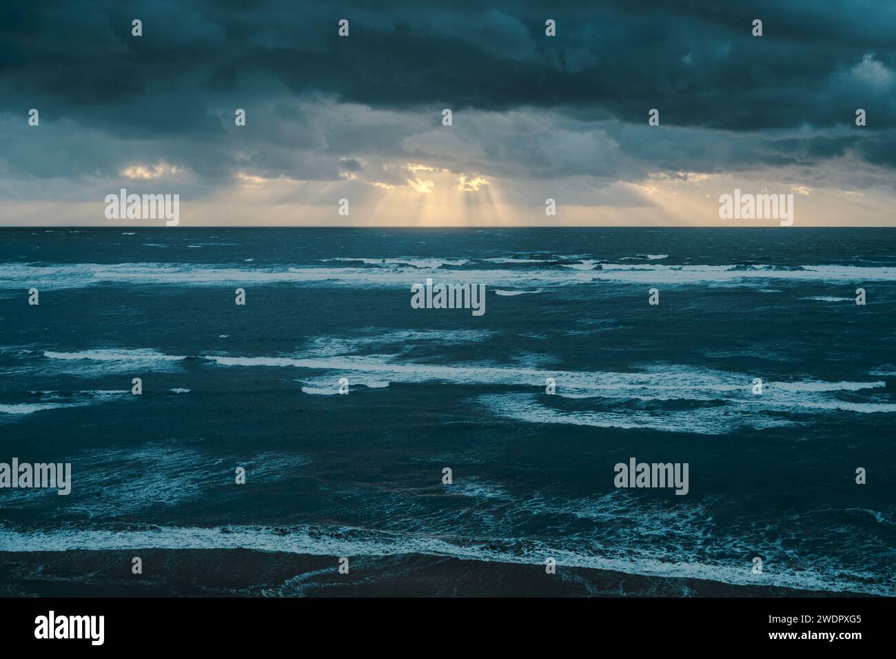 Une vue panoramique des vagues de l'océan par une journée nuageuse à Cadix, Espagne Banque D'Images