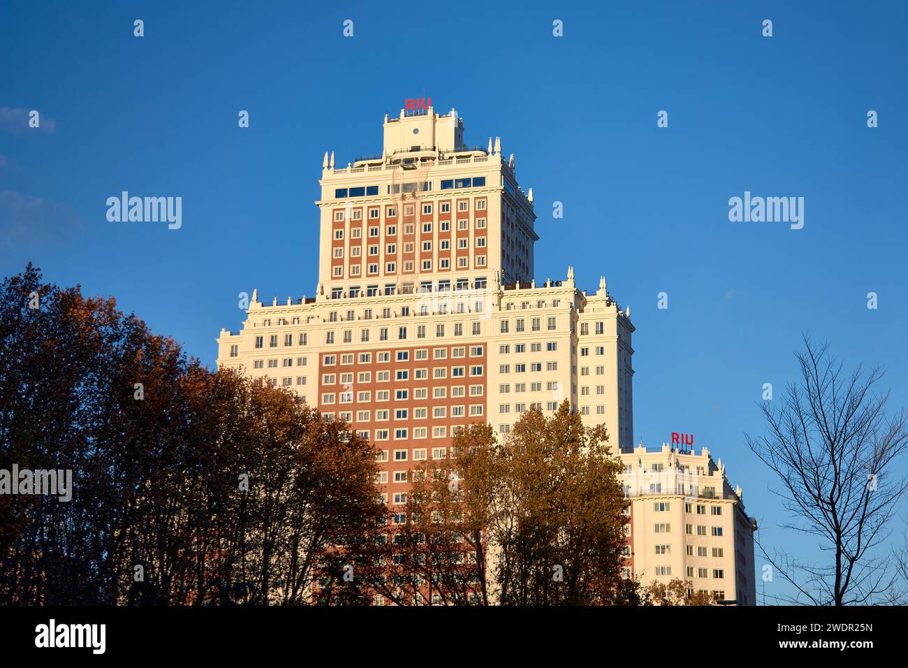 Bâtiment populaire sur la Plaza de Spain à Madrid maintenant transformé en hôtel Banque D'Images