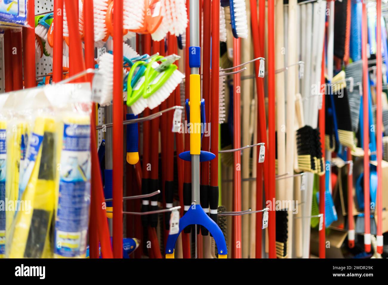 Grand assortiment de brosses pour le nettoyage des locaux en magasin. Commerce de matériel de nettoyage des sols Banque D'Images