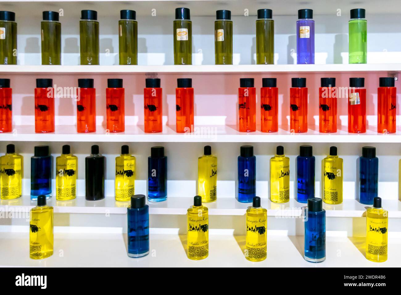 Bouteilles colorées de parfum par des marques locales à Midyat Turquie Banque D'Images