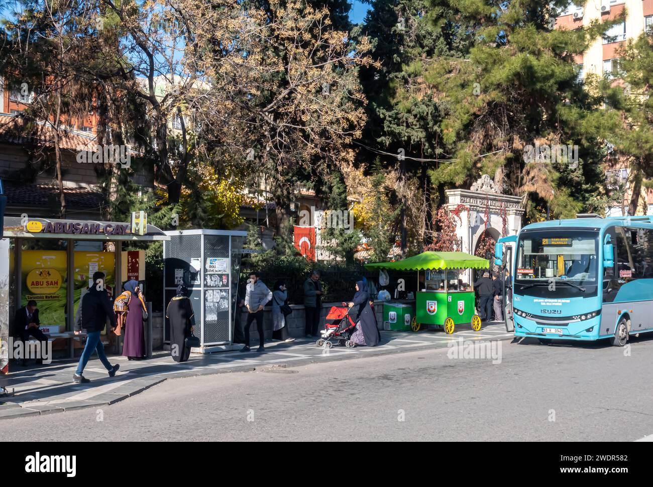 Transports en commun à Sanliurfa Turquie : arrêt de bus à Sanliurfa, les gens en attente d'un bus arrivent Banque D'Images