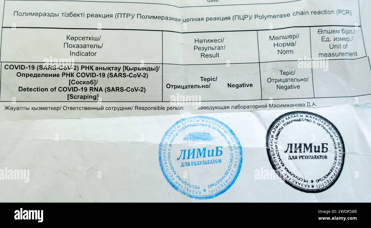 Test COVID montrant un résultat négatif est tombé dans un laboratoire certifié au Kazakhstan. Test de grattage ARN détectant COVID, résultat du test PCR document COVID Banque D'Images