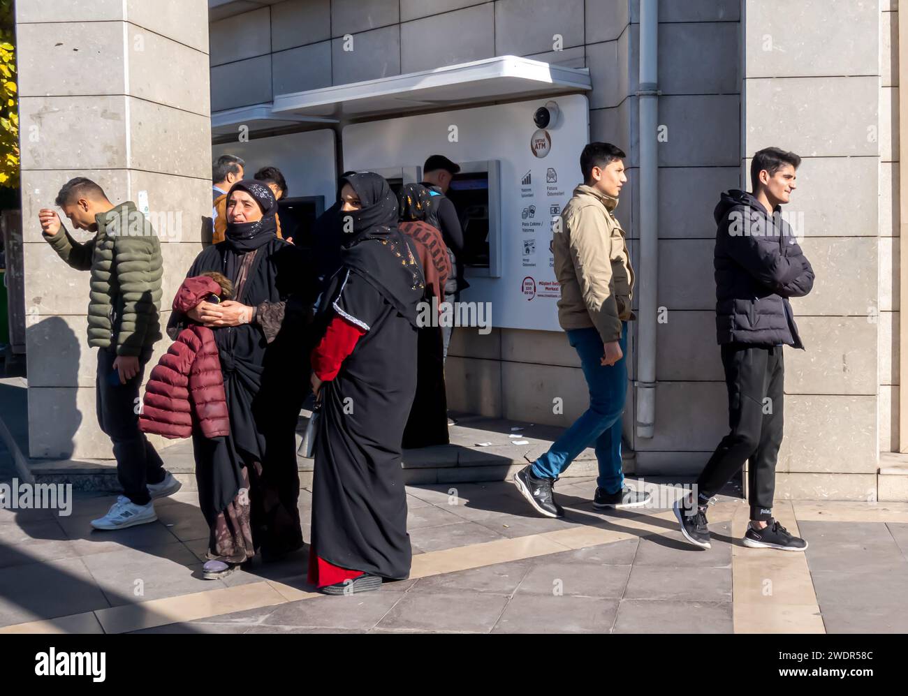 Les gens locaux utilisant distributeur automatique de billets dans le centre historique de Sanliurfa Turquie Banque D'Images