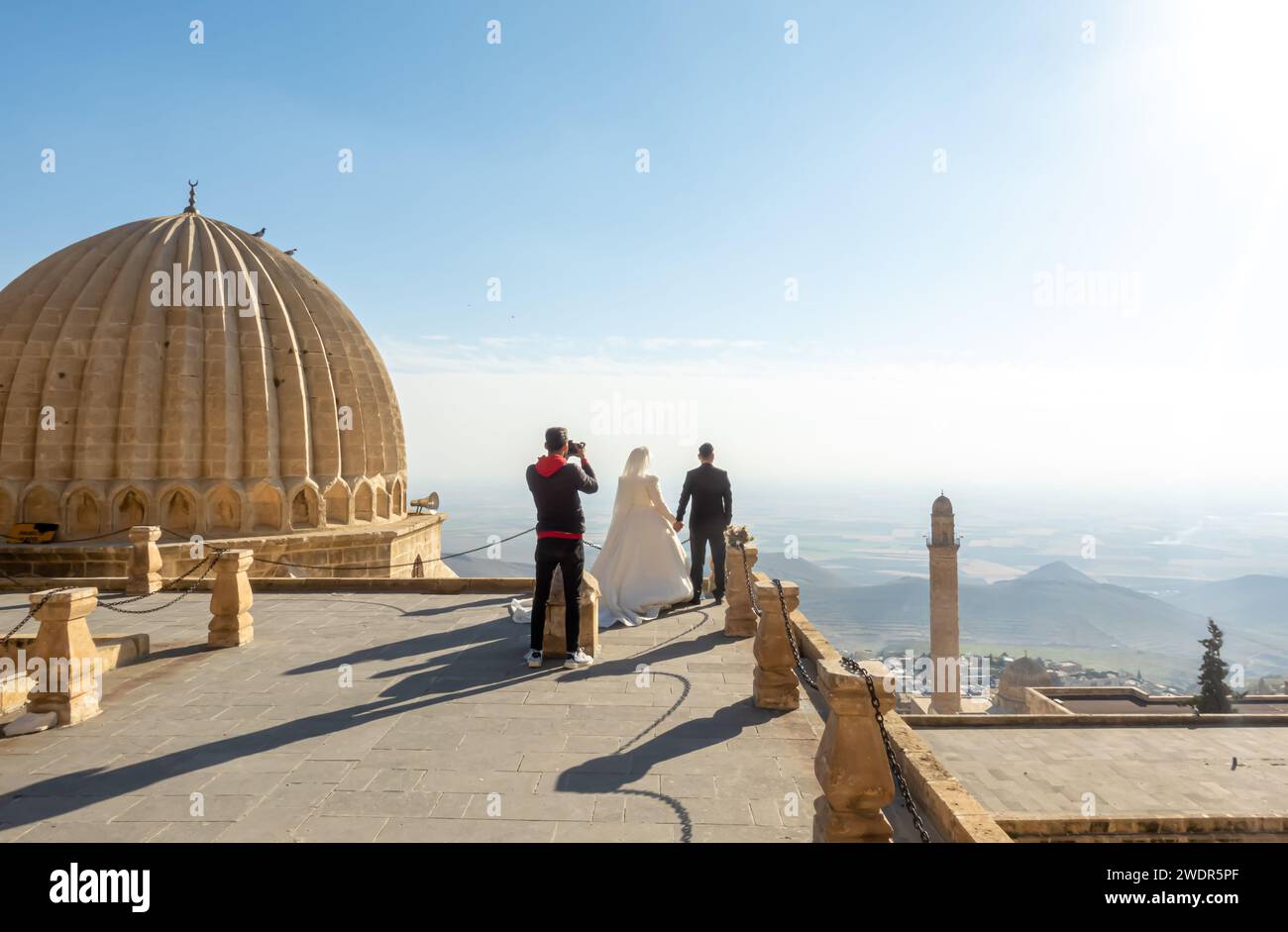 Les gens se rassemblent pour le mariage au Sultan ISA Medrese ou au Sultan 'ISA Madrasa, ou au Zinciriye Medrese ou ISA Bey Medresi, un monument historique Mardin Banque D'Images