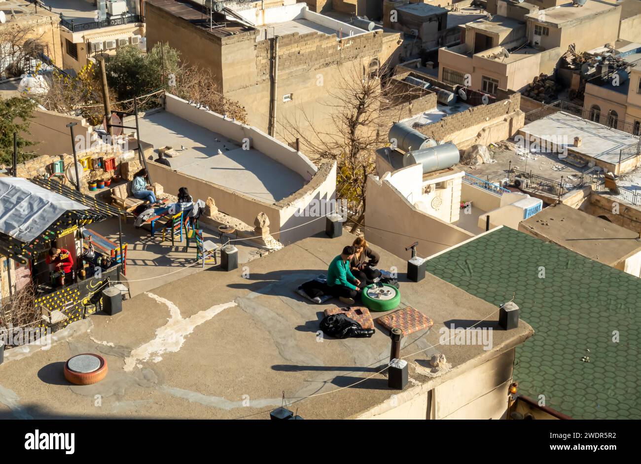 Toits de Mardin, toits du centre de Mardin, la destination touristique du sud-est de la Turquie. Les gens dans les cafés sur le toit à Mardin Banque D'Images