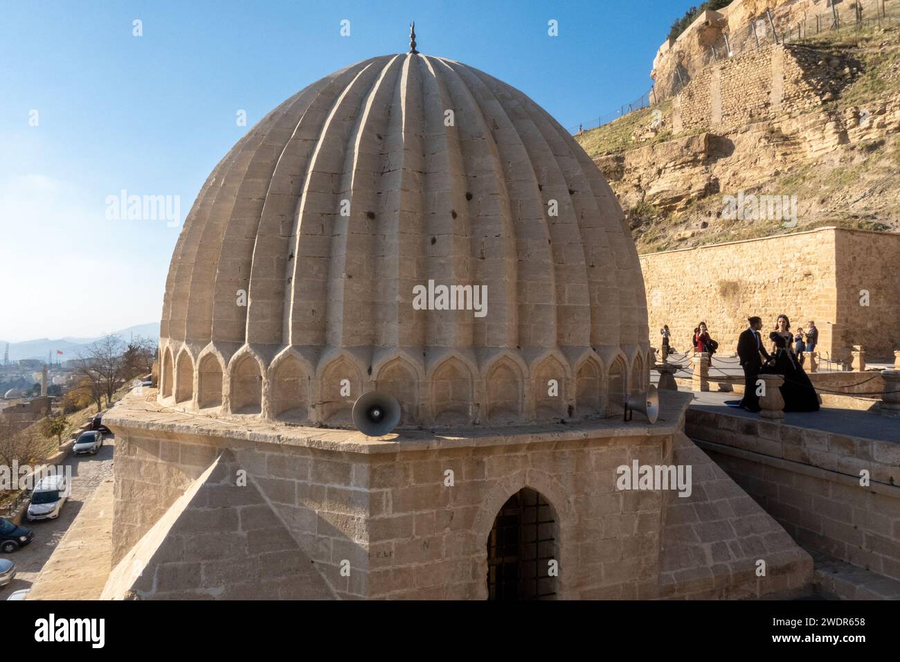 Les gens se rassemblent pour le mariage au Sultan ISA Medrese ou au Sultan 'ISA Madrasa, ou au Zinciriye Medrese ou ISA Bey Medresi, un monument historique Mardin Banque D'Images