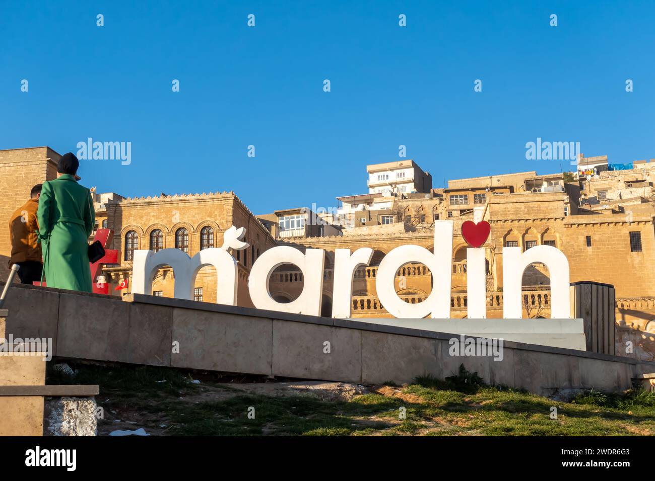 Touristes à la ville signe de la ville de Mardin dans le sud-est de la Turquie Banque D'Images