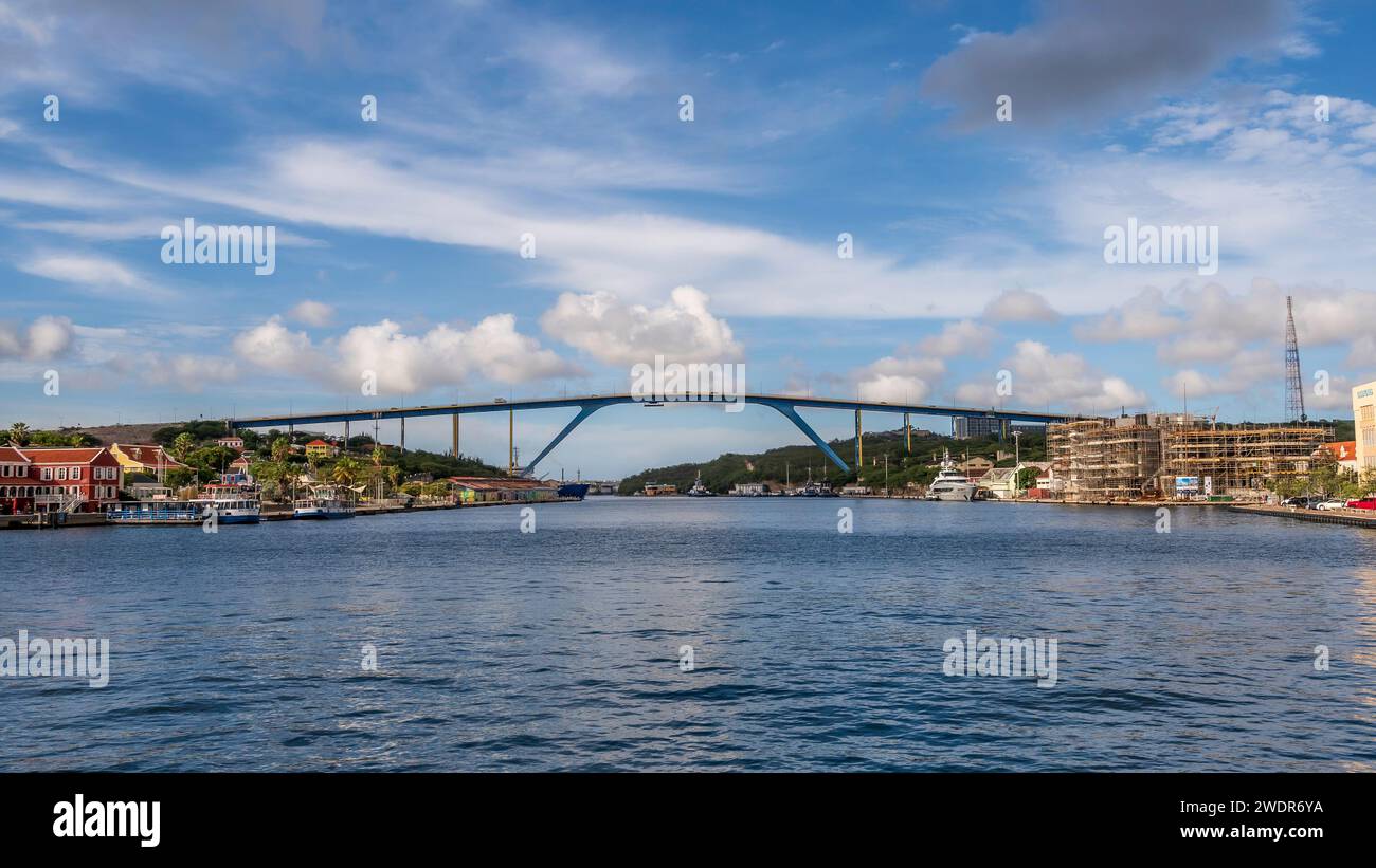 Pont de la Reine Juliana, vu de la ville de Willemstad, la capitale de Curaçao, une île des Antilles néerlandaises dans les Caraïbes Banque D'Images