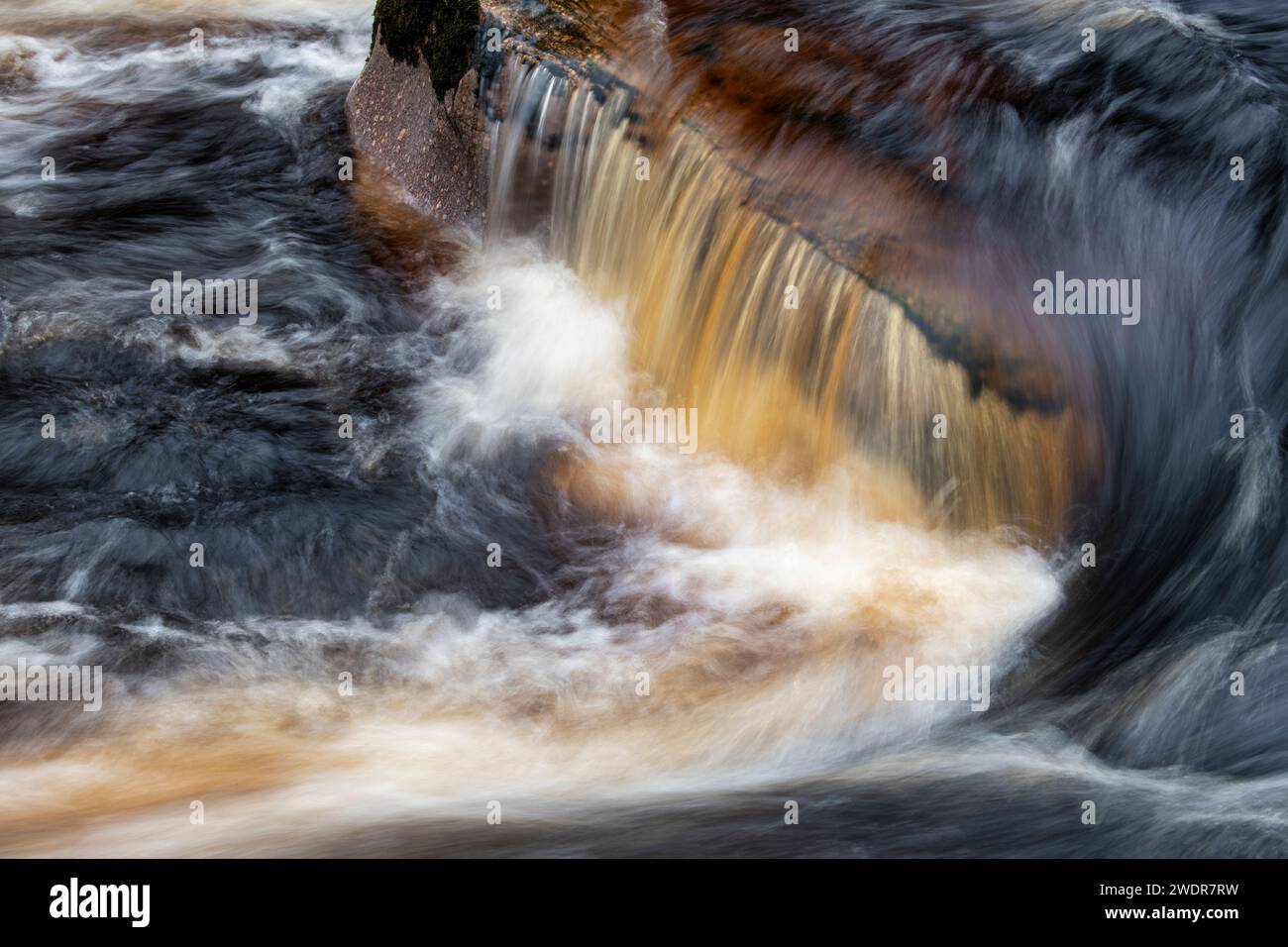 Eau qui coule rapidement sur les rochers. River Findhorn, Morayshire, Écosse. Résumé de longue exposition Banque D'Images