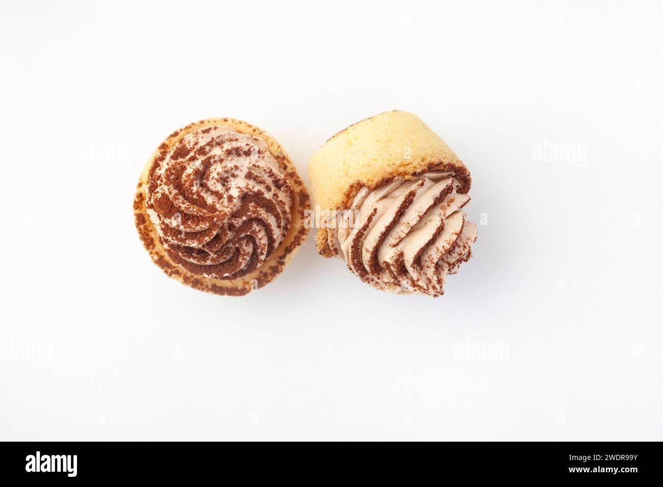 Deux mini tartelettes tiramisu isolées sur blanc saupoudrées de cacao. mise au point sélective. Espace de copie Banque D'Images