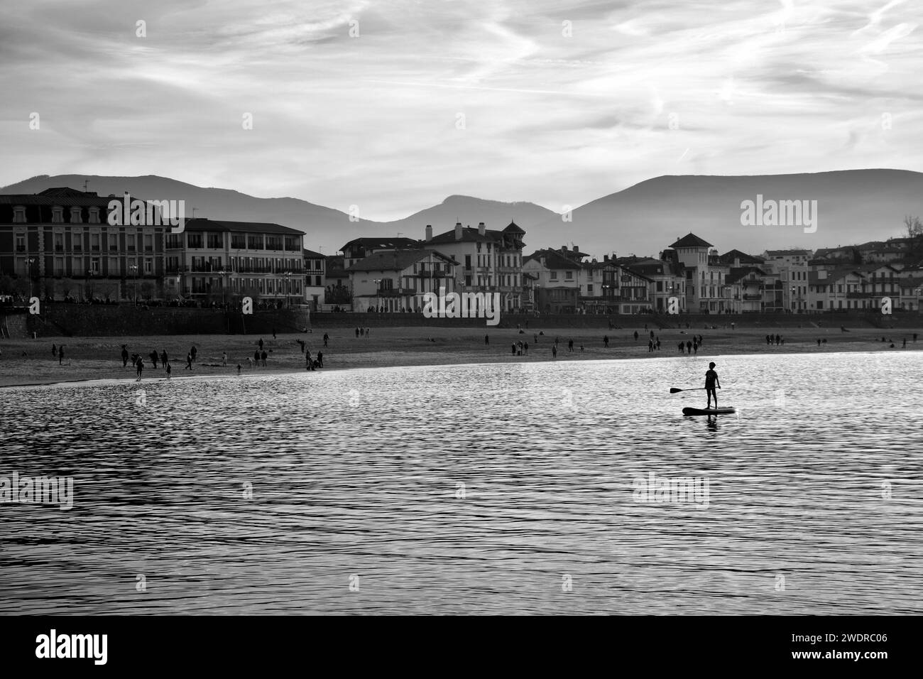 Paddle-boarder St Jean-de-Luz B/W. Banque D'Images