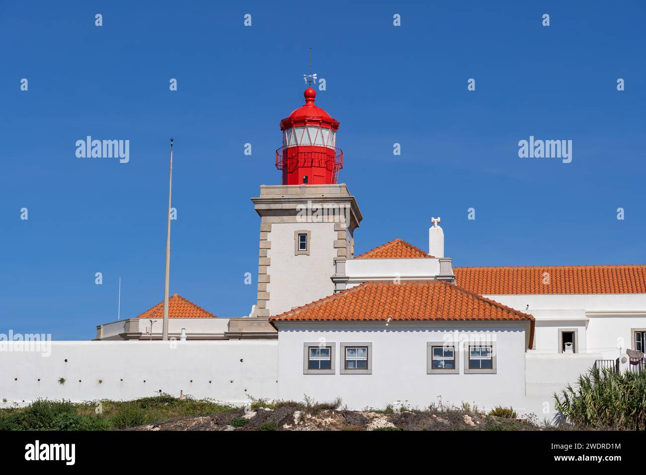 Le phare de Cabo da Roca de 1772 au Portugal. Tour carrée avec lanterne rouge s'élevant de la maison du gardien. Banque D'Images