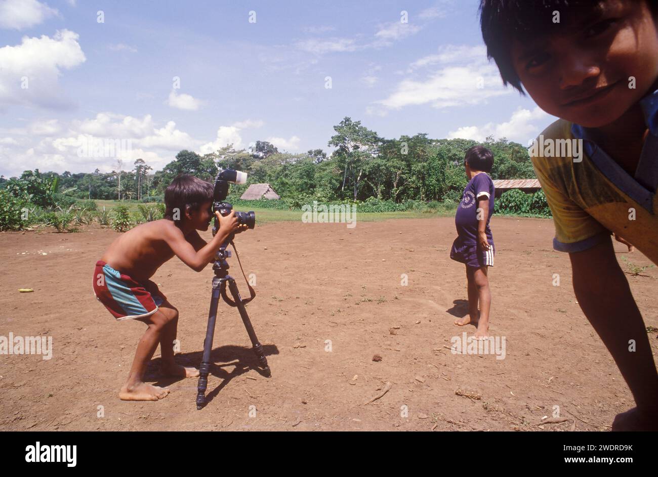 Enfants dans un village indien. Amazonas, Équateur. Banque D'Images