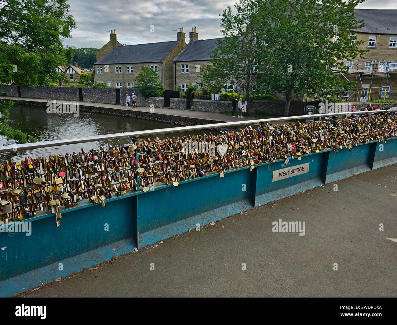 Une vue panoramique des cadenas ornant le pont Weir à Bakewell, Royaume-Uni Banque D'Images