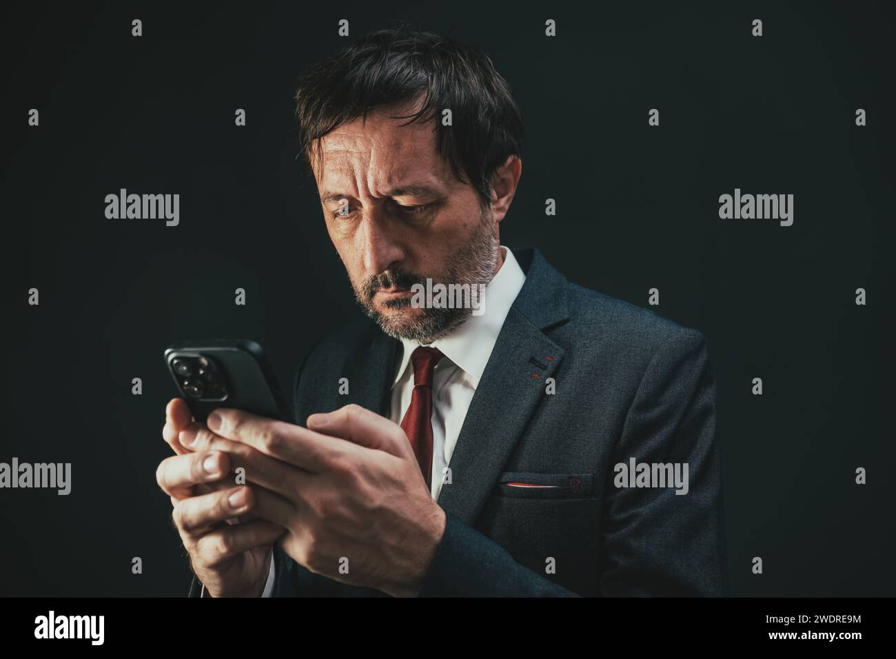 Homme d'affaires utilisant le téléphone portable, entrepreneur adulte avec le téléphone intelligent mobile, focalisation sélective Banque D'Images