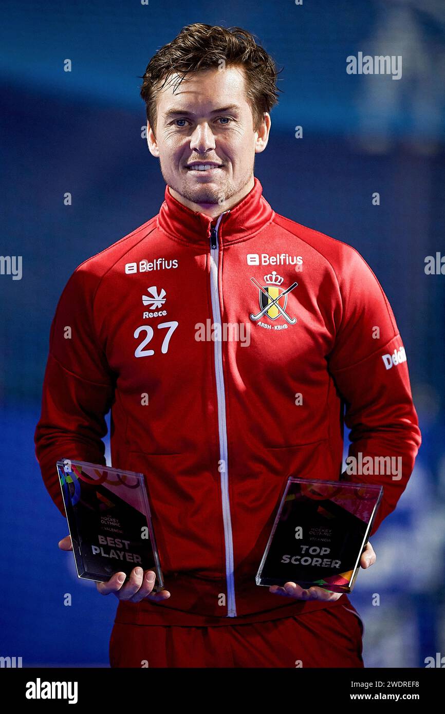 Valencia, Espagne. 21 janvier 2024. Tom Boon, de Belgique, reçoit les prix du meilleur joueur et du meilleur marqueur après le match de qualification olympique de hockey masculin 2024 à Valence, en Espagne, le 21 janvier 2024. Crédit : Pablo Morano/Xinhua/Alamy Live News Banque D'Images