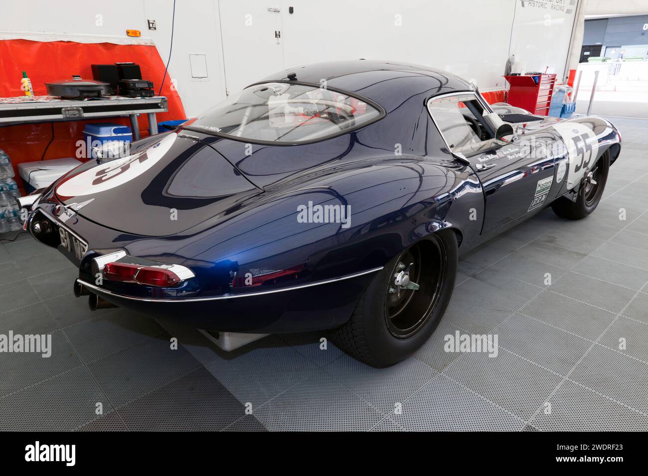 Martin Melling et Jason Minshaw's Dark Grey, 1962, Jaguar E-Type FHC, exposé au festival Silverstone 2023 Banque D'Images