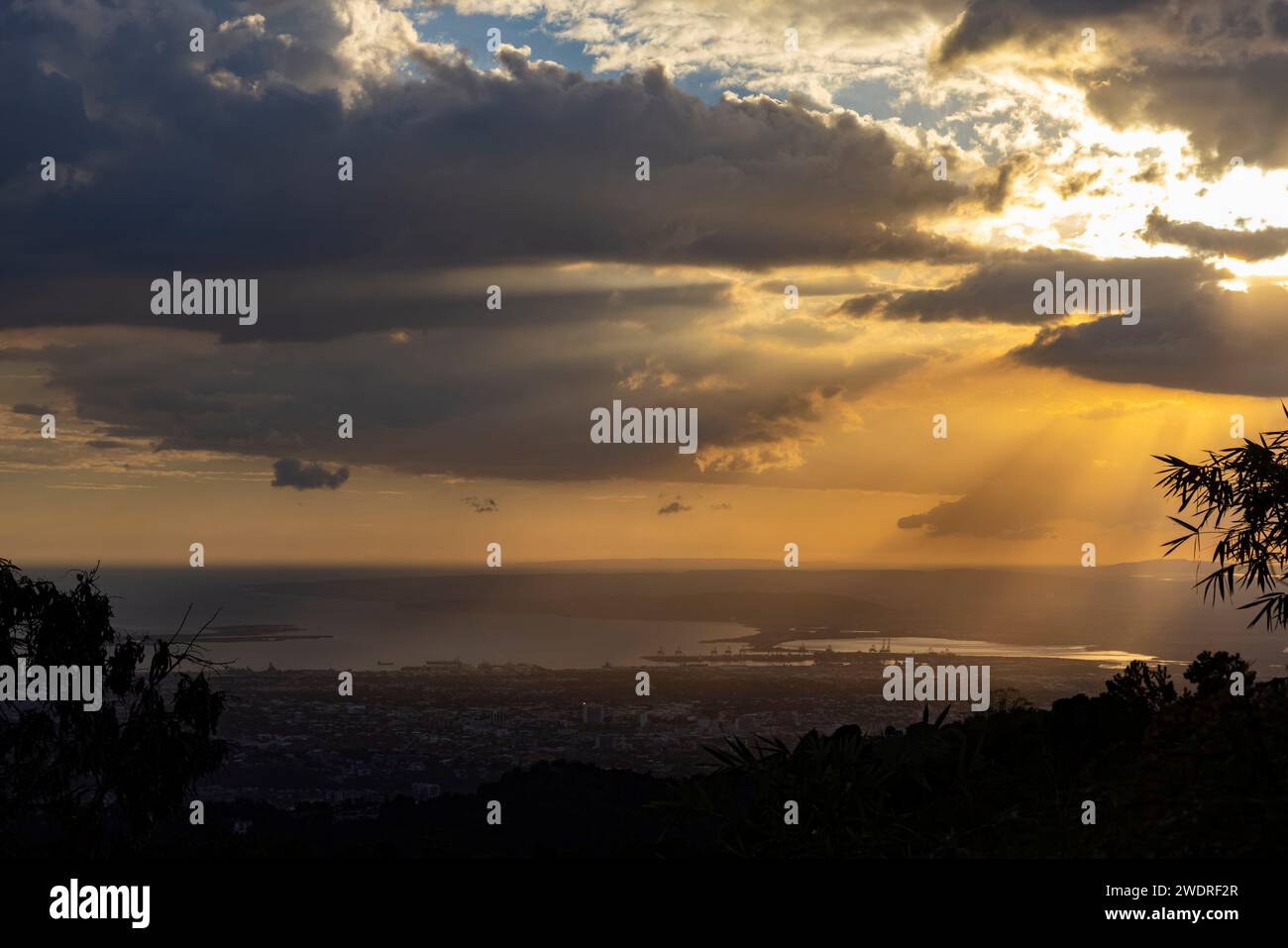 Kingston. 21 janvier 2024. Cette photo prise le 21 janvier 2024 montre le paysage de Kingston, Jamaïque. Crédit : Li Mengxin/Xinhua/Alamy Live News Banque D'Images