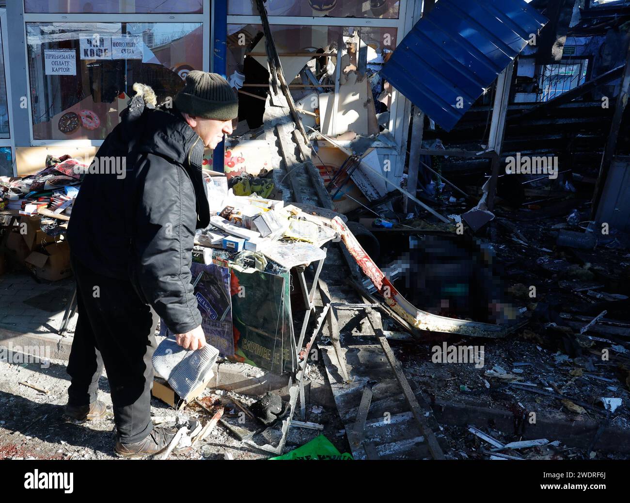 Donetsk. 21 janvier 2024. Cette photo prise le 21 janvier 2024 montre une scène après une frappe d’artillerie à Donetsk. Dimanche, les forces ukrainiennes ont frappé un marché dans l’ouest de Donetsk avec une frappe d’artillerie meurtrière, tuant au moins 27 personnes et en blessant 25 autres, ont rapporté lundi les médias locaux. Le marché était bondé lorsqu'il a été ciblé par un barrage de calibre 152 mm et 155 mm du côté ukrainien, a rapporté l'agence de presse russe TASS, citant les autorités locales de Donetsk. Crédit : Victor/Xinhua/Alamy Live News Banque D'Images