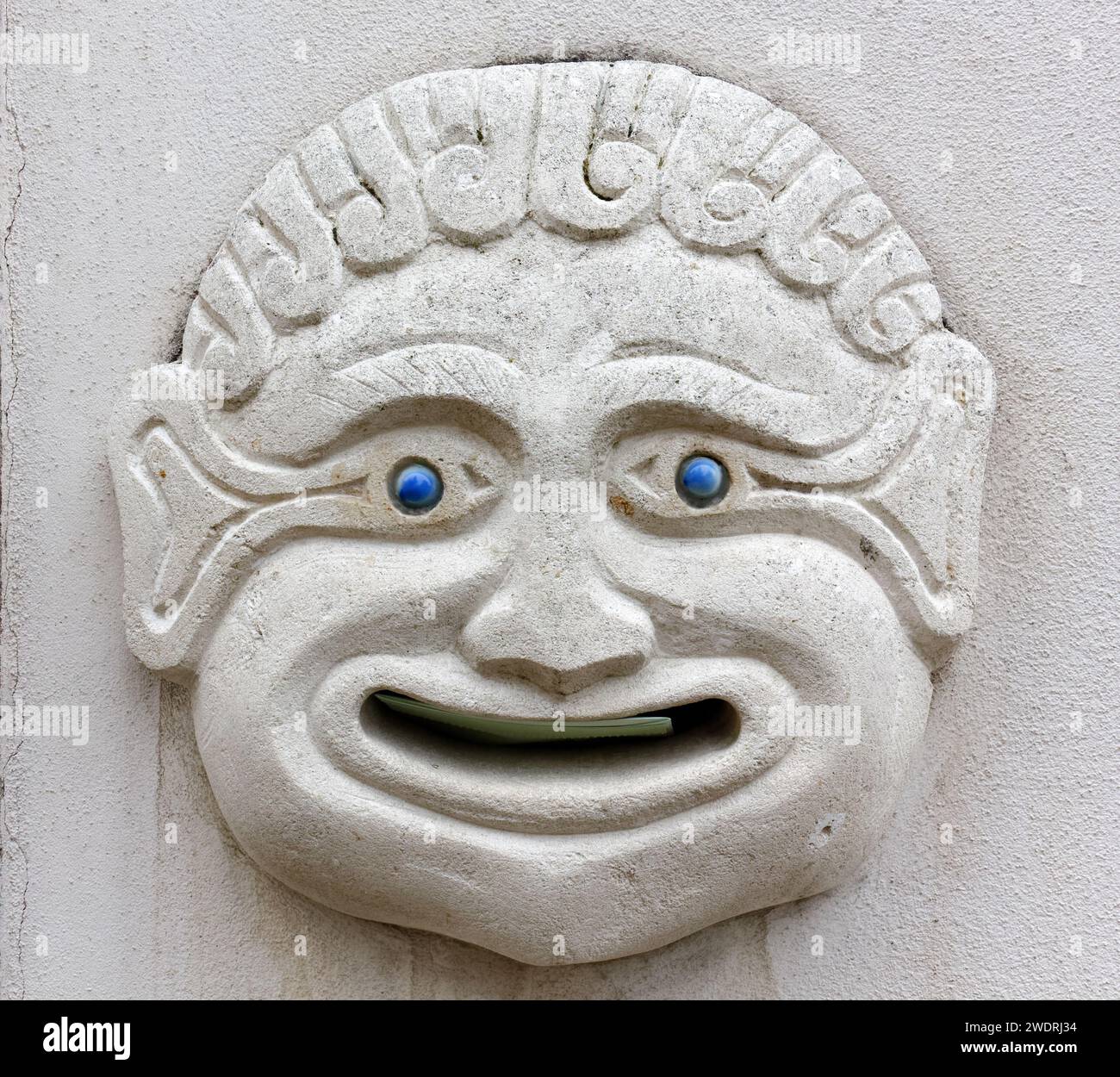 ESTE, Italie - 29 décembre 2023 : boîte aux lettres artistique en bas-relief en forme de visage anthropomorphe avec une lettre insérée dans sa bouche Banque D'Images